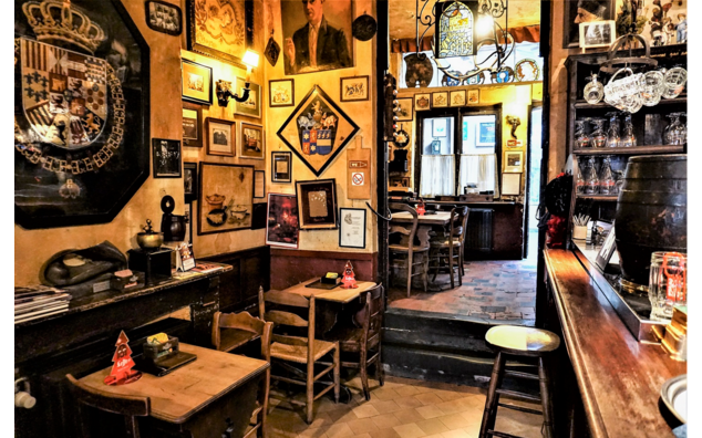 Fototentoonstelling Cafés geven Europa vorm op het hekwerk van de Quai d'Orsay