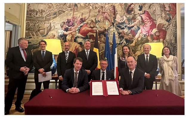 Signature des contrats d'engagement du groupe belge, Lhoist, en France