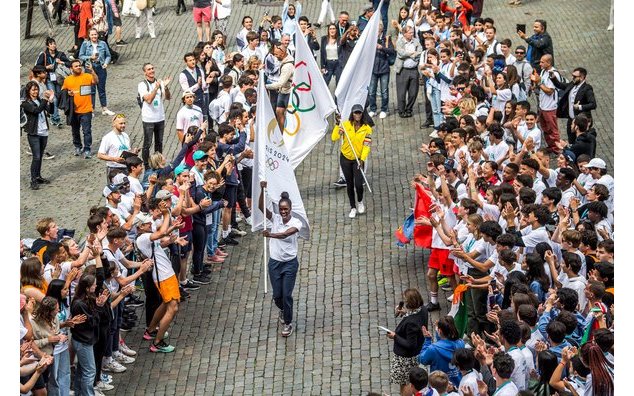Tocht door Brussel met Olympische en Paralympische vlaggen